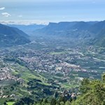 Bei den Muthöfen öffnet sich ein malerischer Ausblick auf den Meraner Talkessel