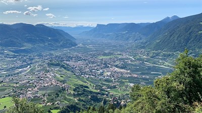 Bei den Muthöfen öffnet sich ein malerischer Ausblick auf den Meraner Talkessel