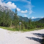 Links zweigt der Weg für Fußgänger, rechts jener für Radfahrer ab