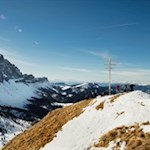 Auf-dem-Zendleser-Kofel-scheinen-die-Geisler-zum-Greifen-nah
