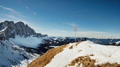 Auf dem Zendleser Kofel scheinen die Geisler zum Greifen nah...