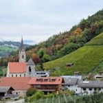 Von-blühenden-Obstwiesen-umrahmt-das-südlich-von-Brixen-gelegene-Albeins