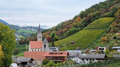 Von blühenden Obstwiesen umrahmt, das südlich von Brixen gelegene Albeins