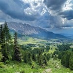 Längs des Weges öffnen sich schöne Ausblicke auf den Latemar