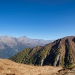 Das schlichte Gipfelkreuz vor malerischer Kulisse