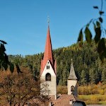 Die doppeltürmige Pfarrkirche zum heiligen Laurentius in St. Lorenzen