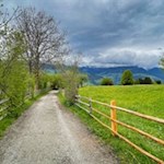 Der Rundweg Kasserol führt durch Wiesen und Wälder