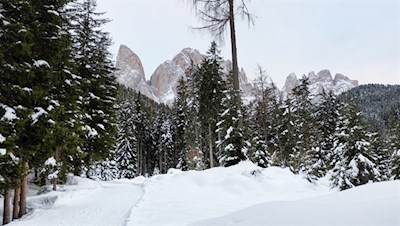 Während des Anstiegs eröffnen sich malerische Ausblicke auf die Villnösser Geisler