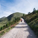 Zunächst führt der breite Wanderweg Nr. 20 zur Gitschhütte