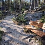 Längs des Weges laden zahlreiche Bänke zum Verweilen ein