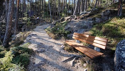Längs des Weges laden zahlreiche Bänke zum Verweilen ein