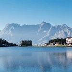 Al pittoresco lago di Misurina con il gruppo del Sorapis sullo sfondo