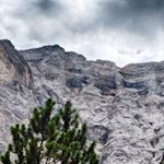 Blick auf den steil aufragenden, von Felsbändern durchzogenen Seekofel