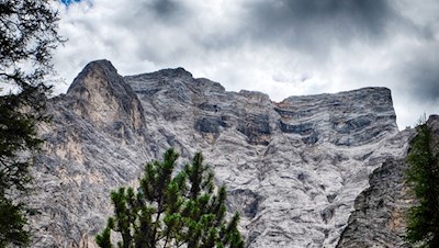 Blick auf den steil aufragenden, von Felsbändern durchzogenen Seekofel