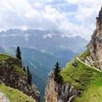 Ringsum türmen sich die hohen Felswände der Grödner Dolomiten auf