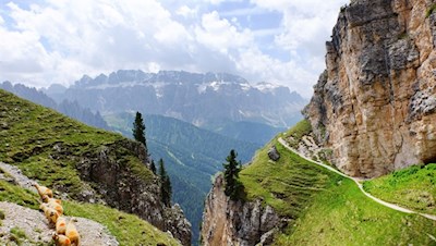 Ringsum türmen sich die hohen Felswände der Grödner Dolomiten auf