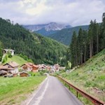 Von Welschnofen führt der Wanderweg zunächst zum Waldrand hoch