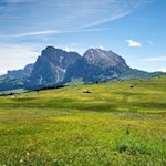 Die Wanderung zur Laurinhütte öffnet schöne Ausblicke auf die Langkofelgruppe