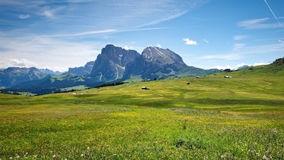 Die Wanderung zur Laurinhütte öffnet schöne Ausblicke auf die Langkofelgruppe