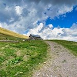 Bei einer Hütte zweigt der Weg Nr. 7 vom Panoramaweg ab