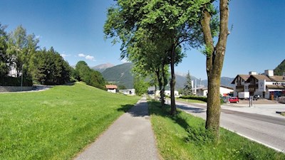 Der erste Teil der Strecke führt die Straße entlang