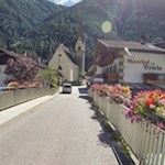 Der Radweg Brixen Sterzing führt durch das beschauliche Dorf Mittewald