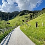 Von Untertelfes folgt die Wanderung einem kleinen Sträßchen