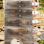 Wegweiser bei der Bergstation Helm
