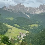 Mit Blick auf den Rosengarten nach St. Zyprian