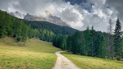 Mit Blick auf den Latemar zur Epircher Laner Alm