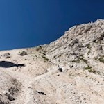 Über ein kalkweißes Schuttkar auf die Dreifingerscharte