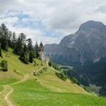 Die Kapelle zur Hl. Barbara thront in idyllischer Lage