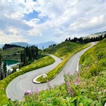 Der Karersee liegt an der Karerpassstraße