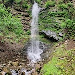 Unterhalb von Klerant stürzt ein schöner Wasserfall über die Felswand