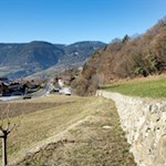 Der Gorneggweg führt zum Hubertushof hinab