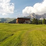 Die Juac Hütte vor der anmutigen Kulisse der Geislerspitzen