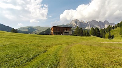Die Juac Hütte vor der anmutigen Kulisse der Geislerspitzen
