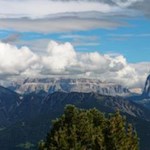 Blick auf den wolkenumrankten Sellastock vom Latzfonser Kreuz