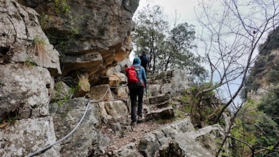 Close to the rock walls the path winds to Pregasio