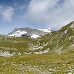 Im Hintergrund erhebt sich der vergletscherte Weißzint