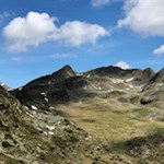 Die Samspitze, die Kassianspitze und der Ritzlar umrahmen das Latzfonser Kreuz