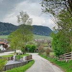 Zunächst folgt der Kulturweg Gais einem kleinen Sträßchen