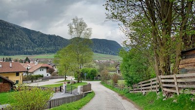 Zunächst folgt der Kulturweg Gais einem kleinen Sträßchen