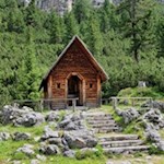 La cappella in legno vicino alla Capanna Scotoni ricorda i caduti della prima guerra mondiale