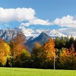Auch neben der Bahnlinie der Rittner Bahn öffnen sich schöne Ausblicke auf die Dolomiten