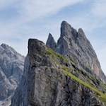 Der seitlich gerichtete Blick auf die Geisler zählt zu den meistfotografierten Motiven in Südtirol