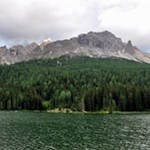 Il lago di Misurina è incorniciato dalle famose montagne dolomitiche