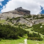 Vista del Piz Taibun, vicino al quale si trovano le famose grotte di Conturines