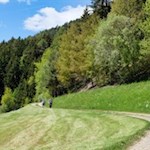 Nahezu eben schlängelt sich der Wanderweg Nr. 27 zu den Barbianer Wasserfällen