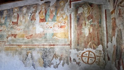Eine Darstellung des letzten Abendmahls ziert das romanische Kirchlein San' Apollinare